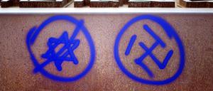 ARCHIV - 09.06.2013, Berlin: Ein Hakenkreuz und ein durchgestrichener Davidstern sind an einer Gedenkstätte zu sehen. (zu dpa: «Viel mehr antisemitische und islamfeindliche Straftaten») Foto: Daniel Reinhardt/dpa +++ dpa-Bildfunk +++