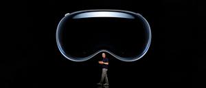 Apple-CEO Tim Cook bei der Vorstellung der Vision Pro. 