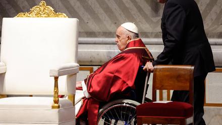 Der Papst feierte die Karfreitags-Liturgie im Petersdom, an der Kreuzwegprozession nimmt er nicht teil. 
