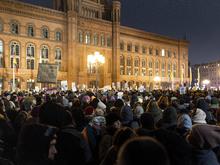 „Die AfD ist eine Gefahr für uns alle“: Bis zu 3500 Menschen versammeln sich vor dem Roten Rathaus in Berlin