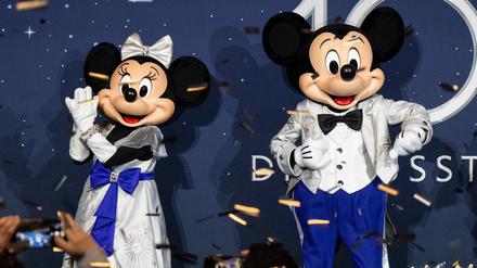 Micky und Minnie Maus nehmen an einer Pressekonferenz zur Europapremiere der Ausstellung «Disney 100» teil. 