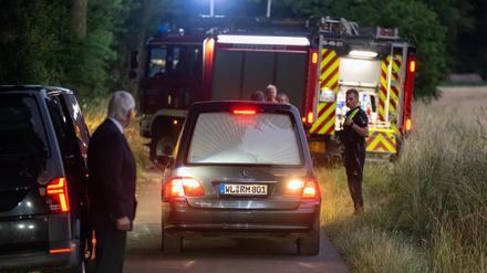 Ein Bestattungswagen fährt an der Unfallstelle. Bei einem Unfall während einer Ausflugsfahrt mit einem Bagger sind im Landkreis Harburg ein Kind und ein Erwachsener gestorben. 