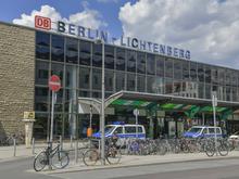 Polizeieinsatz am Bahnhof Berlin-Lichtenberg: Jugendliche fahren mit Softairwaffe und Butterflymesser S-Bahn