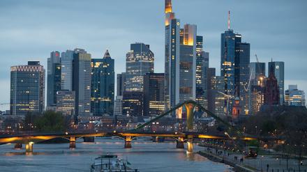 Bankenskyline in Frankfurt am Main. Die Finanzaufsicht Bafin sieht bei der Anlageberatung von Verbrauchern in Deutschland Verbesserungsbedarf.