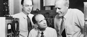 J,ohn Bardeen, William Shockley, Walter Brattain (v.l.), zeitgenössisches P.R.-Foto der Bell Labs.