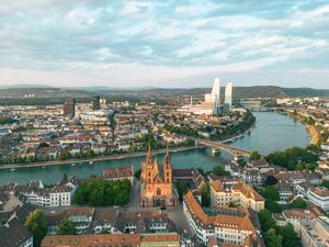 Bestes Basel-Panorama mit Münster, Rhein und den Kleinbasler Rochetürmen.