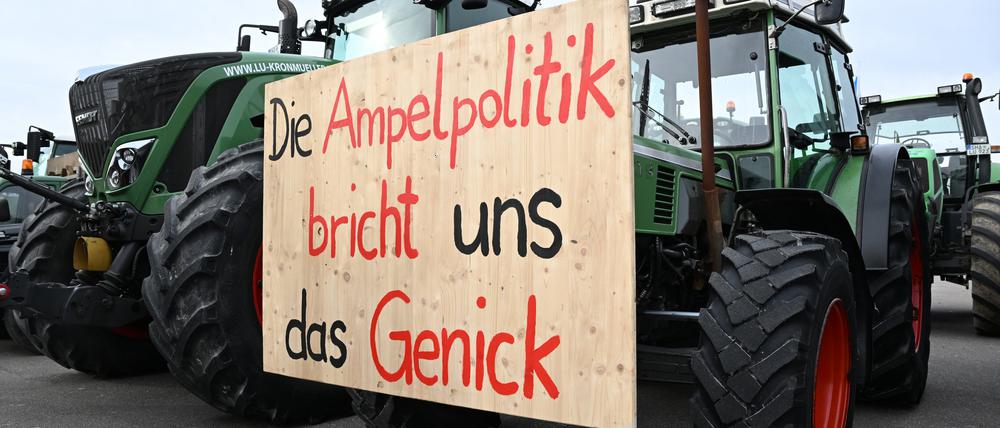 Mit Traktoren und einem Transparent mit der Aufschrift: „Die Ampelpolitik bricht uns das Genick“ demonstrieren Landwirte in diesem Jahr gegen die Agrarpoltik der Bundesregierung.
