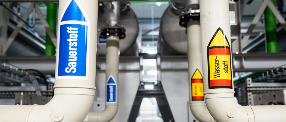 Auf Rohren einer Wasserstofferzeugungsanlage ist ein Aufkleber mit der Aufschrift «Wasserstoff» angebracht. 