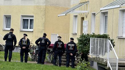 Polizisten stehen an einem Einsatzort, der möglichwerweise im Zusammenhang mit der Attacke in Wolmirstedt steht.
