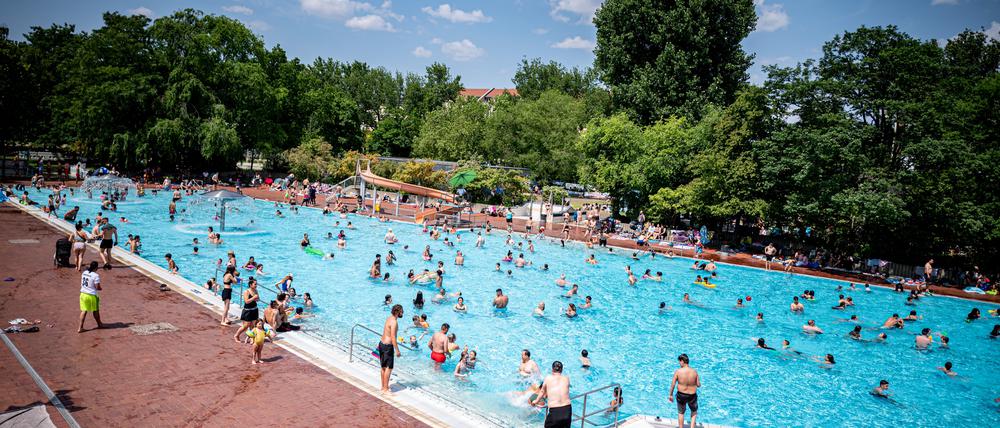 Viele Menschen verbringen den sommerlich warmen Tag im Sommerbad Kreuzberg - Prinzenbad. +++ dpa-Bildfunk +++