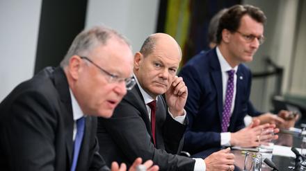  Bundeskanzler Olaf Scholz (M, SPD), Stephan Weil (l, SPD), Ministerpräsident von Niedersachsen, und Hendrik Wüst (r, CDU), Ministerpräsident von Nordrhein-Westfalen, äußern sich bei einer Pressekonferenz nach den Beratungen.