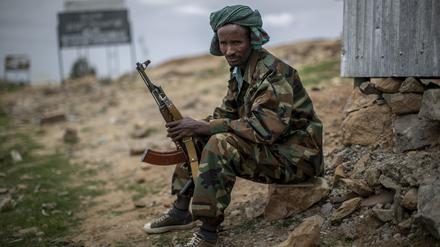 Ein Kämpfer der Tigray People’s Liberation Front sitzt an einem Wachposten in der Region Tigray in Nordäthiopien (Symbolbild). 