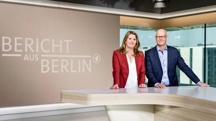 Moderieren abwechselnd den „Bericht aus Berlin“: 
Tina Hassel und Matthias Deiß. 