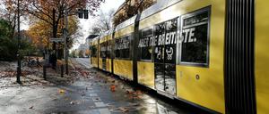 Berlin - Deutschland. Eine Tram der Linie 12 unterwegs in der Stadt. *** Berlin Germany A streetcar on line 12 on its way through the city