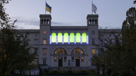 Die Lichtinstallation des US-Künstlers Dan Flavin an der Außenfassade des Museums Hamburger Bahnhof: Aus Solidarität in der Energiekrise wird das Museum sie ausschalten.