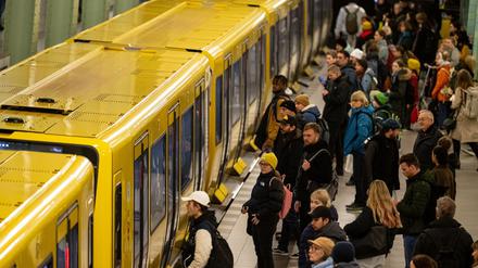 Menschen warten beim Warnstreik bei der Deutschen Bahn am Alexanderplatz auf die U-Bahn.
