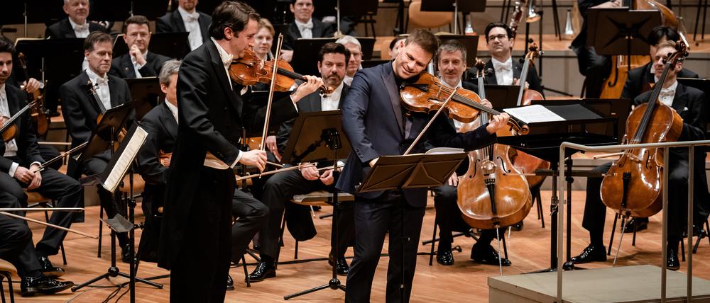 Konzertmeister Noah Bendix-Balgley (links) und Viola-Solist Amihai Grosz am Donnerstag bei der Zugabe. 