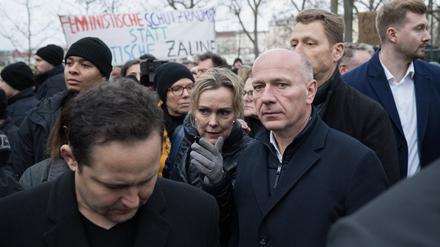 Kai Wegner und Manja Schreiner gehen begleitet von Demonstranten während eines Rundgangs des Berliner Senats durch den Görlitzer Park im Stadtteil Friedrichshain-Kreuzberg. 