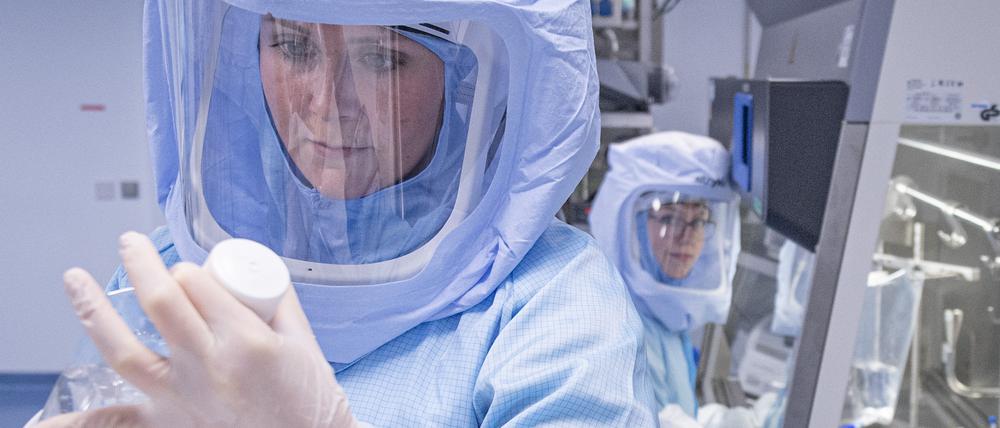 Laborantinnen der Firma Biontech erproben in einem Reinraum am neuen Produktionsstandort in Marburg die finalen Arbeitsschritte zur Herstellung des Corona-Impfstoffes an einem Bioreaktor.