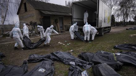 Freiwillige laden Leichen von in Butscha, einem Außenbezirk von Kiew, getöteten Zivilisten auf einen Lastwagen.