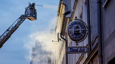 Die Feuerwehr ist bei einem Brand in der Flensburger Neustadt im Einsatz. 