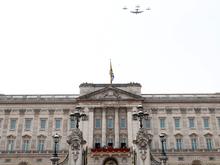 Mit Handschellen: Mann kettet sich an Tor des Buckingham-Palasts in London