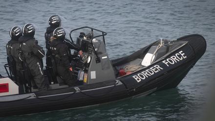 Mitglieder des Grenzschutzes patrouillieren im Jahr 2018 im Hafen von Dover auf einem Schlauchboot (Symbolfoto).