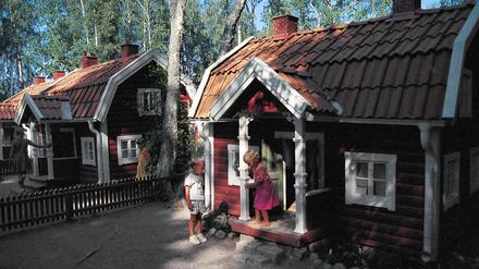 Im Kleinformat. Mittelhof, Nordhof und Südhof: In dem Freizeitpark „Astrid Lindgrens Värld“ in Småland können sich Besucher wie die „Kinder aus Bullerbü“ fühlen. 