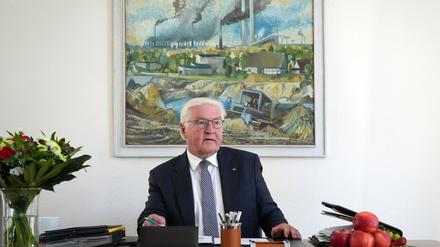  Bundespräsident Frank-Walter Steinmeier sitzt in seinem temporären Arbeitszimmer im Parkhotel in Senftenberg am Schreibtisch.