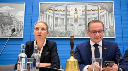 Die AfD-Fraktions- und Parteivorsitzenden Alice Weidel und Tino Chrupalla sitzen zu Beginn der Sitzung der Bundestagsfraktion der AfD im Deutschen Bundestag. In der Sitzung steht die Neuwahl des Fraktions-Vorstandes an.