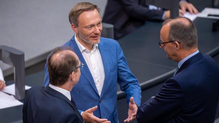Christian Lindner (M, FDP), Bundesminister der Finanzen, spricht mit Friedrich Merz, CDU Bundesvorsitzender und Fraktionsvorsitzender der CDU/CSU Fraktion, und Alexander Dobrindt, CSU-Landesgruppenchef, in der letzten Sitzung vor der Sommerpause im Bundestag.