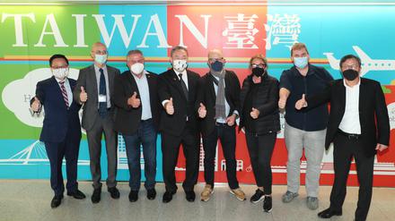  Delegation von Bundestagsabgeordneten um den CDU-Politiker Klaus-Peter Willsch (3.v.l) beim Empfang am Flughafen in Taiwan.