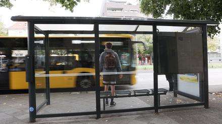 Ein BVG-Bus hält an einer Bushaltestelle. 