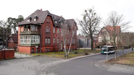 Die Häuser 2 (hinten) und 3 der Universität Potsdam am Campus Griebnitzsee.