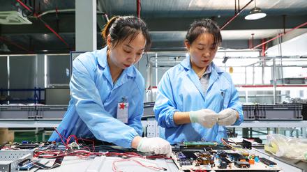 Arbeiterinnen in einer Fabrik in Lianyungang in der östlichen Provinz Jiangsu. 