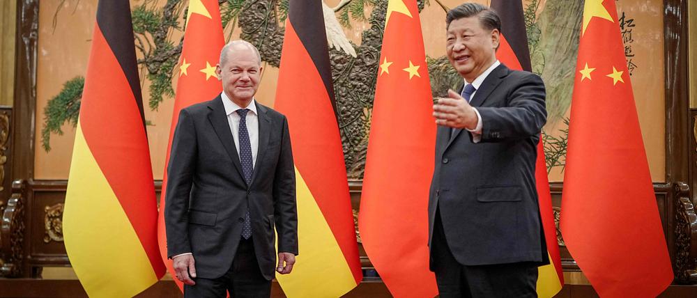 Kanzler Olaf Scholz (links) traf Chinas Staatschef Xi Jinping im April in Peking.