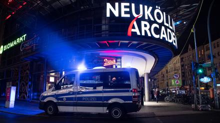 Ein Einsatzfahrzeug der Polizei steht an den Neukölln Arcaden. (Symbolbild)