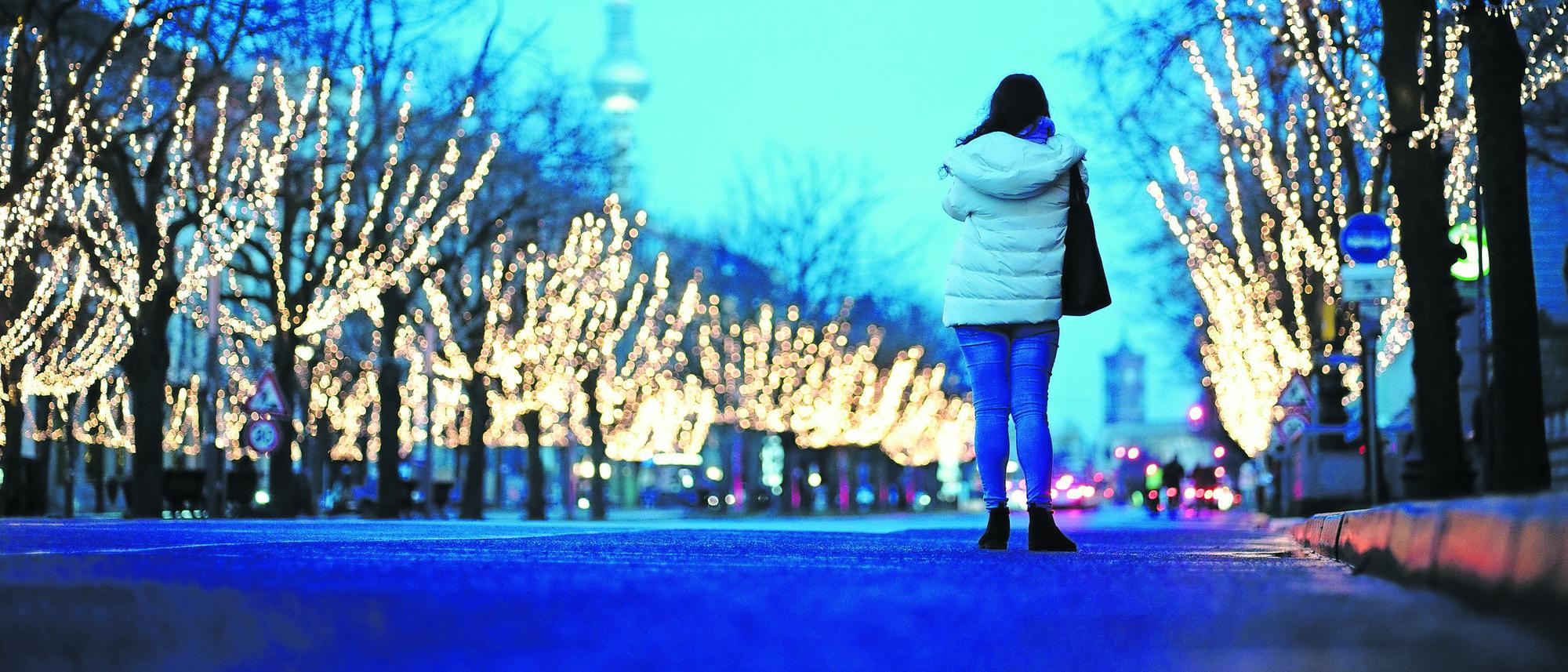 in Unter Linden Berlin: leuchten den Weihnachtslichter doch nun Boulevard-Beleuchtung