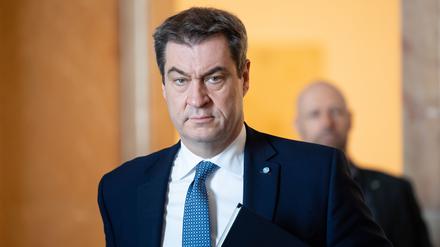 Markus Söder (CSU), Ministerpräsident von Bayern, kommt zu einer Plenarsitzung in den bayerischen Landtag im März 2020 (Archivbild).