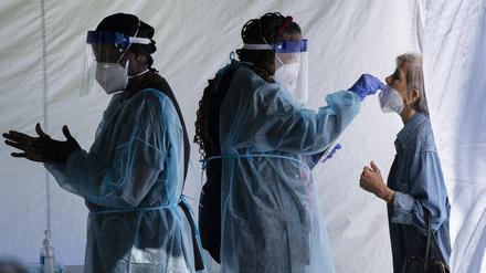Medizinisches Personal führt einen Corona-Test in Washington D.C., USA, durch.