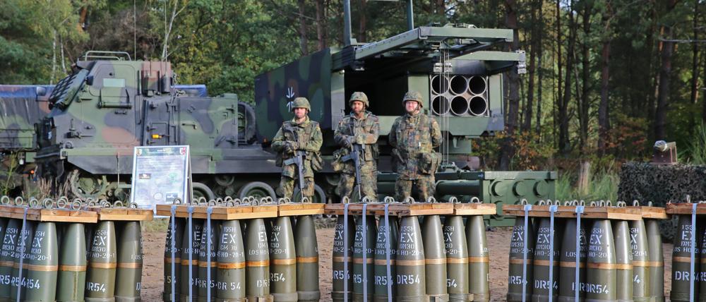 Munition für die Panzerhaubitze 2000, die auch an die Ukraine geliefert wurde, wird von der Firma Rheinmetall in der Lüneburger Heide produziert.