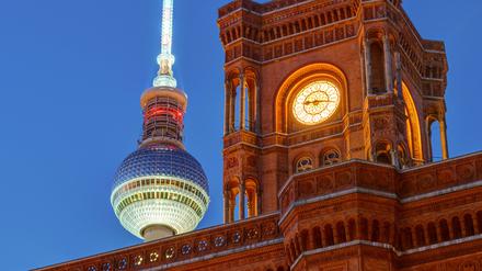 Das Rathaus und der berühmte Fernsehturm in Berlin. 
