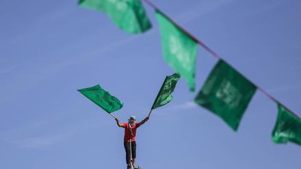 Ein Palästinenser schwenkt Hamas-Fahnen. 