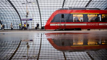 Ein Regionalzug fährt am Berliner Hauptbahnhof ein. Mehrere Verbände appellieren vor der Ministerpräsidentenkonferenz (MPK) mit Bundeskanzler Scholz für die Fortführung des Deutschlandtickets (Archivfoto)