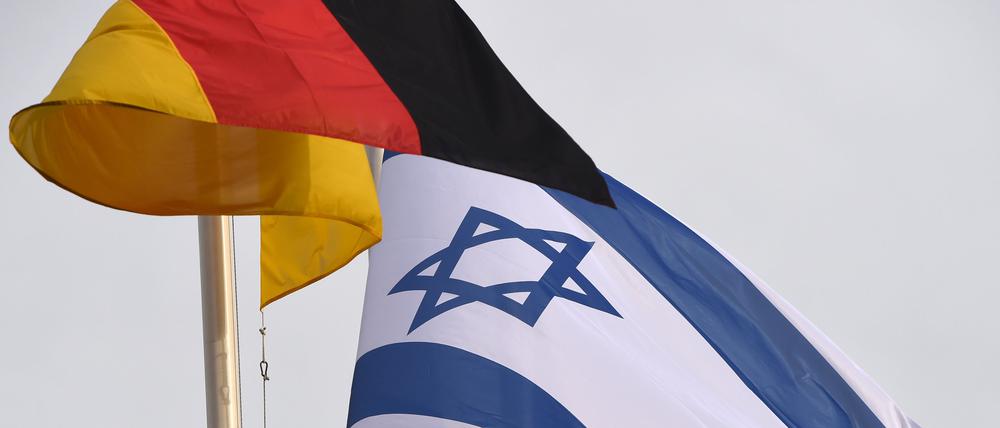 Die Fahnen von Deutschland und Israel.