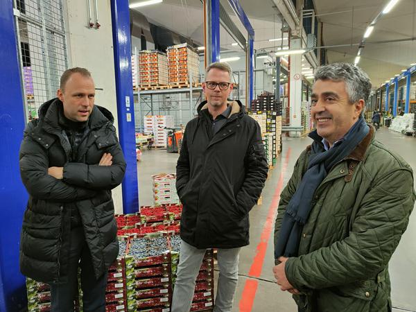 Early risers: Sebastian Czaja, Chairman of the FDP in the House of Representatives, Nils Doerwald, Chairman of the Fruchthof Berlin administrative cooperative and fruit wholesaler Hüseyin Akin, GSM Import-Export GmbH.