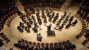 Archivbild: Daniel Barenboim dirigiert im Pierre-Boulez-Saal der Barenboim-Said-Akademie in Berlin das West-Eastern Divan Orchestra. 
