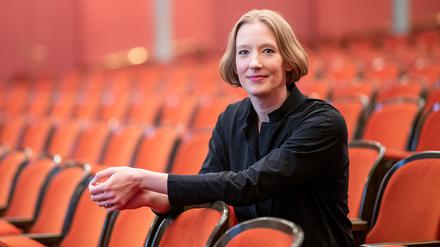 Dirigentin Joana Mallwitz sitzt im Opernhaus des Staatstheaters Nürnberg im Zuschauerbereich.  
