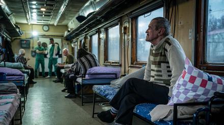 Kriegsverkehr. In einem umgebauten Zug der ukrainischen Bahn werden verletzte und kranke Zivilisten in Krankenhäuser im westlichen Landesteil gebracht.