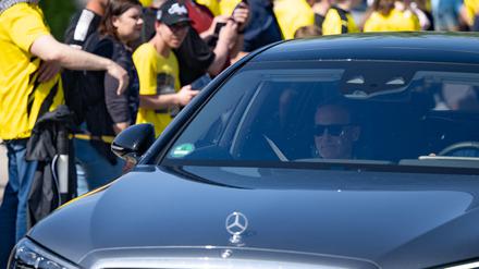 BVB-Geschäftsführer Hans-Joachim Watzke kommt als Beifahrer zum Trainingsgelände.